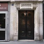 Très Joli Nid Calme Clair type Cabine pied Notre Dame